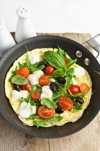 Omelette aux tomates, olives et mozzarella 