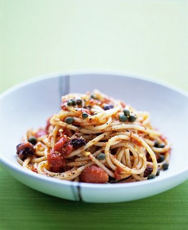 Spaghetti puttanesca aux olives 